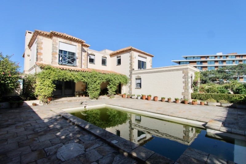 Impresionante casa estilo italiano frente al mar